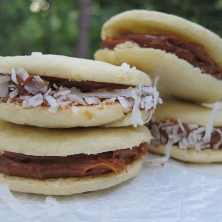 How to make South American alfajores (dulce de leche cookies).