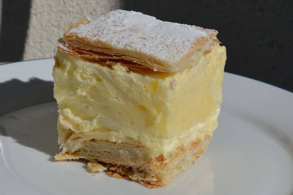 Where to find the BEST cafes, cakes, and sweets in Budapest, Hungary!
