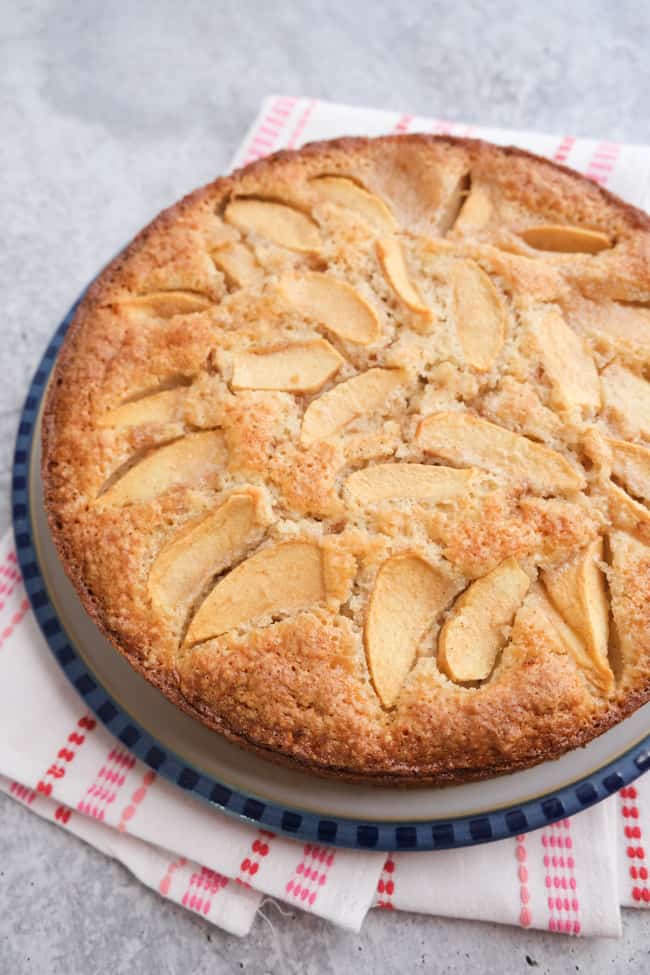 Apple almond cake – No flour, No refined sugar | Bibouzi