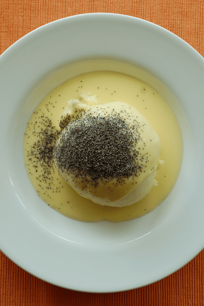 Dampfnudel mit Vanillesauce