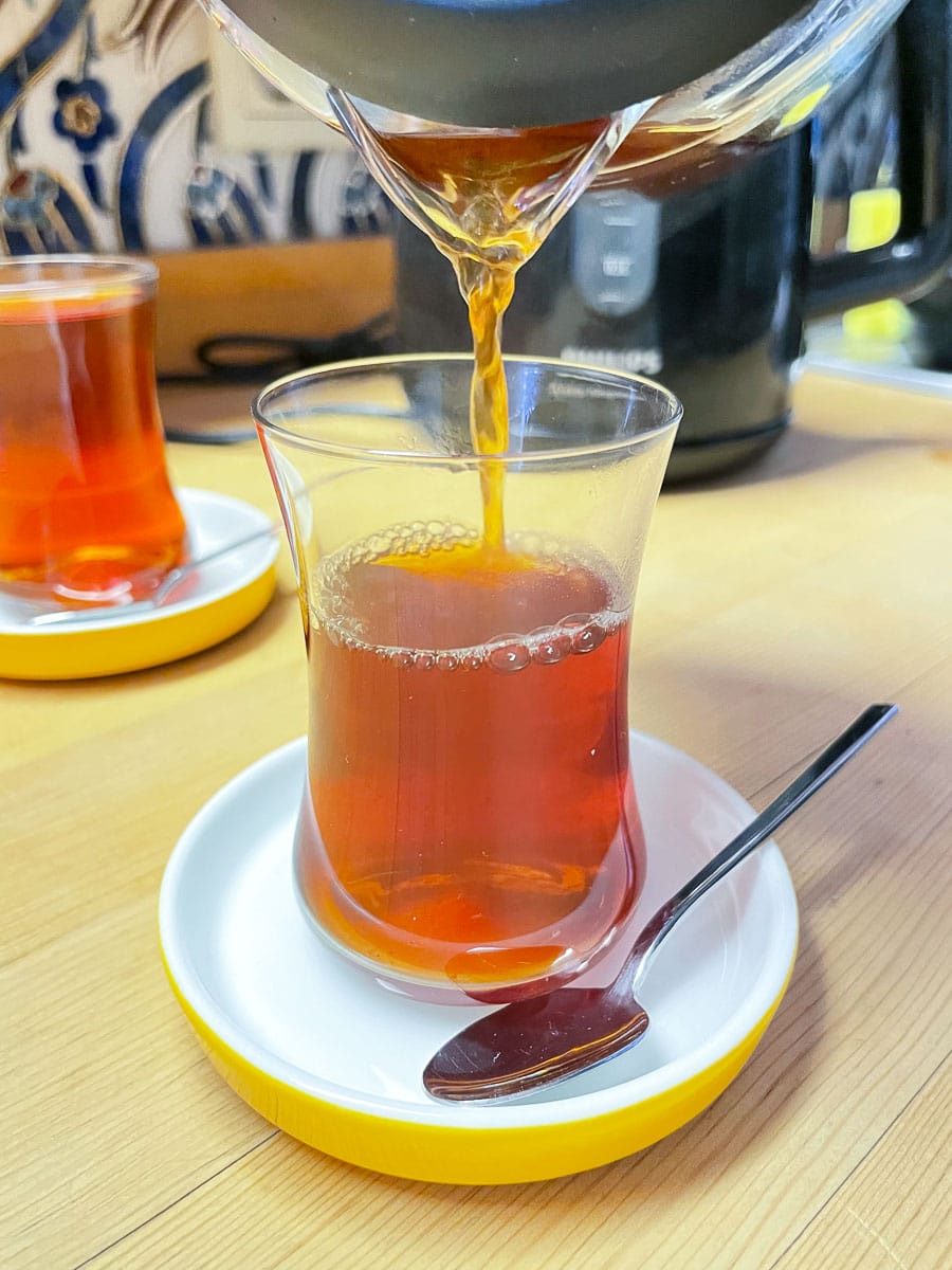 pour tea into glass 